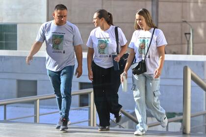 Familiares de las víctimas con remeras donde piden justicia