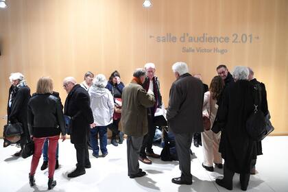 Familiares de las víctimas del accidente y abogados ante la sala del tribunal de París el 17 de abril de 2023 tras el juicio contra Air France y el fabricante de aviones Airbus por el accidente del vuelo A330 Río-París de Air France el 1 de junio de 2009 en el que murieron 228 personas.