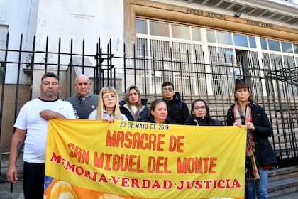 Familiares de las víctimas exigen justicia por la muerte de cuatro jóvenes en San Miguel del Monte
