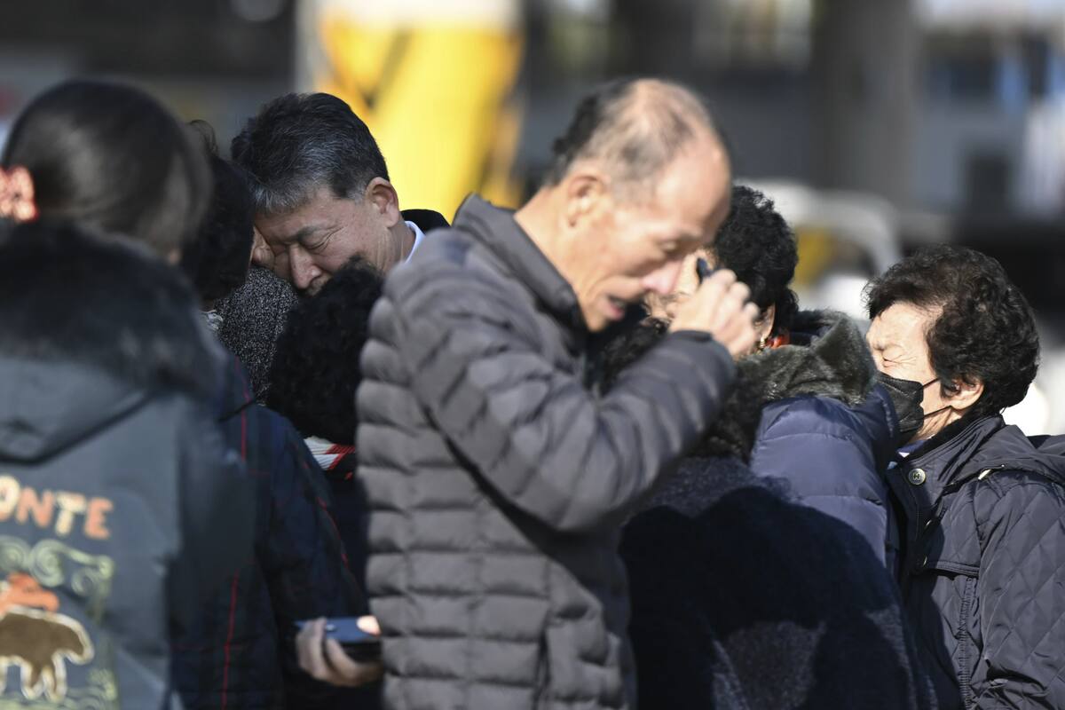 Familiares de las víctimas lamentan las muertes de sus seres queridos en el incidente del avión en el Aeropuerto Internacional de Muan, en Corea del Sur, el 29 de diciembre de 2024