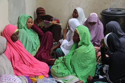 Familiares de las víctimas, se reunieron en Maiduguri para rezar luego de conocerse el asesinato de los cinco trabajadores