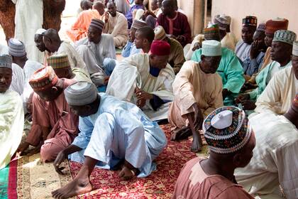 Familiares de las víctimas, se reunieron en Maiduguri para rezar luego de conocerse el asesinato de los cinco trabajadores