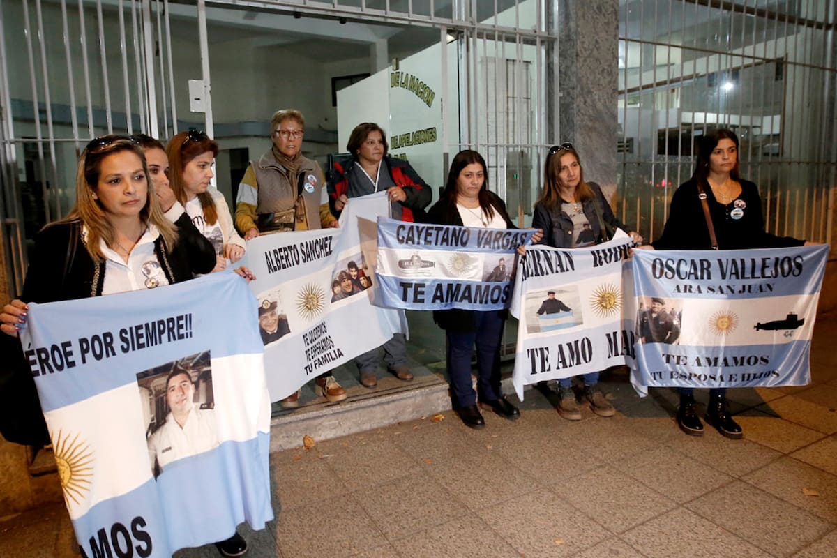 Familiares de los 44 tripulantes, al reunirse en Mar del Plata para ver las imágenes