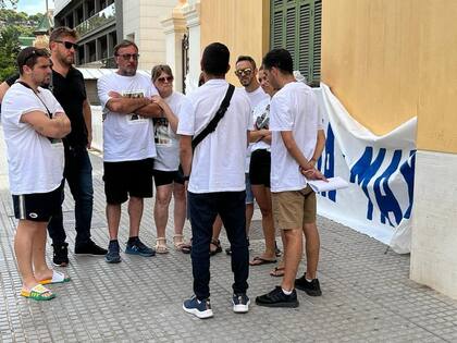 Familiares de los argentinos Emmanuel y Maxi se reunieron hoy lunes con representantes de Subdelegación del Gobierno en Málaga, Salvamento Marítimo y Guardia Civil. (SOCIEDAD ANDALUCÍA ESPAÑA EUROPA MÁLAGA)