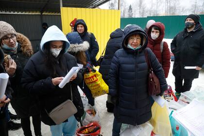 Familiares de los detenidos se acercan a las cárceles para llevarles comida y abrigo