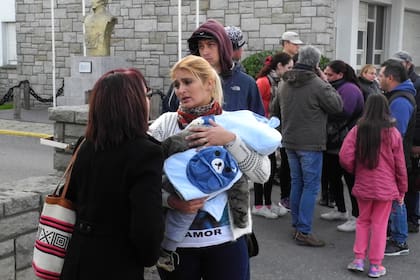 Familiares de los tripulantes del buque Rigel aguardan frente al edificio de Prefectura de Mar del Plata.