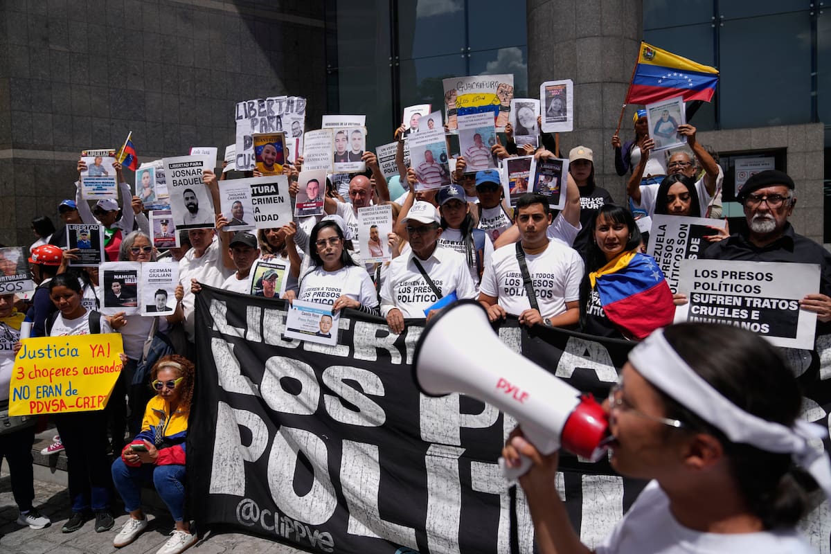 Familiares de presos políticos en Venezuela piden su liberación frente a la oficina de las Naciones Unidas, en Caracas