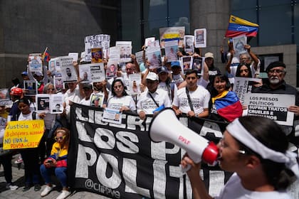Familiares de presos políticos participan de una protesta en Caracas en febrero de 2026 exigiendo la libertad de los suyos
