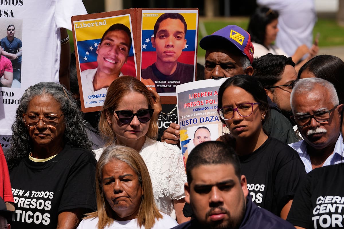 Familiares de presos políticos se reúnen en la Universidad Central de Venezuela, en Caracas, para pedir su liberación, el martes 13 de enero de 2026 (AP Foto/Matías Delacroix)