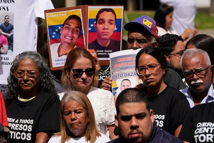 Familiares de presos políticos se reúnen en la Universidad Central de Venezuela, en Caracas, para pedir su liberación, el martes 13 de enero de 2026. (AP Foto/Matías Delacroix)