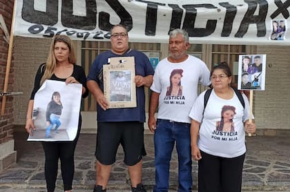 Familiares de Sofía Vicente, la chica asesinada en Olavarría