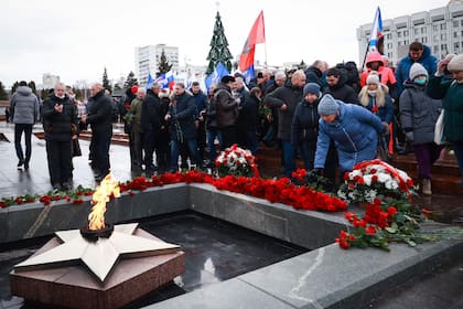 Familiares de soldados rusos muertos en el ataque en el este de Ucrania hacen un homenaje en Samara