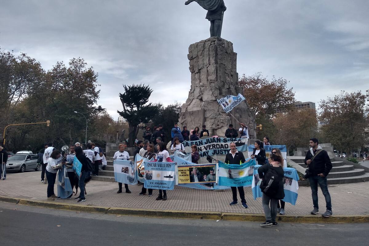 Familiares de tripulantes del ARA San Juan se manifestaron en el centro cívico marplatense para repudiar las declaraciones del ministro Aguad.