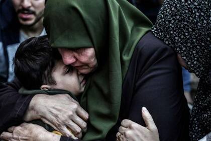 Familiares de un fallecido en los bombardeos israelís en Jan Yunis
