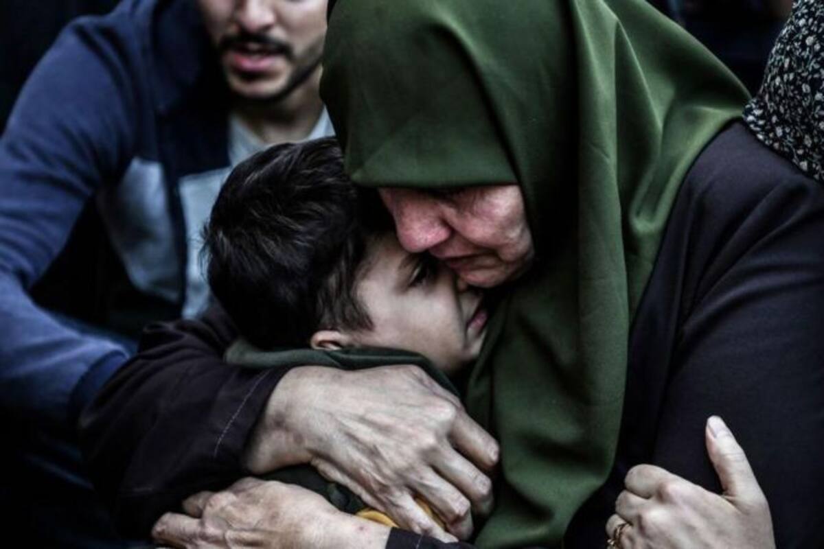 Familiares de un fallecido en los bombardeos israelís en Jan Yunis