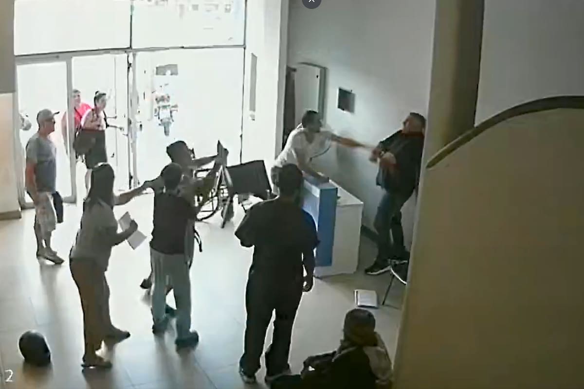 Familiares de un paciente golpearon a un trabajador de seguridad en la recepción de una Clínica en Mar del Plata