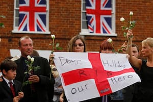Familiares de un soldado británico caído en Afganistán flanquean la calle al paso de su féretro, en Wootton Bassett, Inglaterra (Archivo)