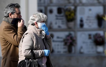 Familiares de una fallecida en el cementerio de Seriate, Italia