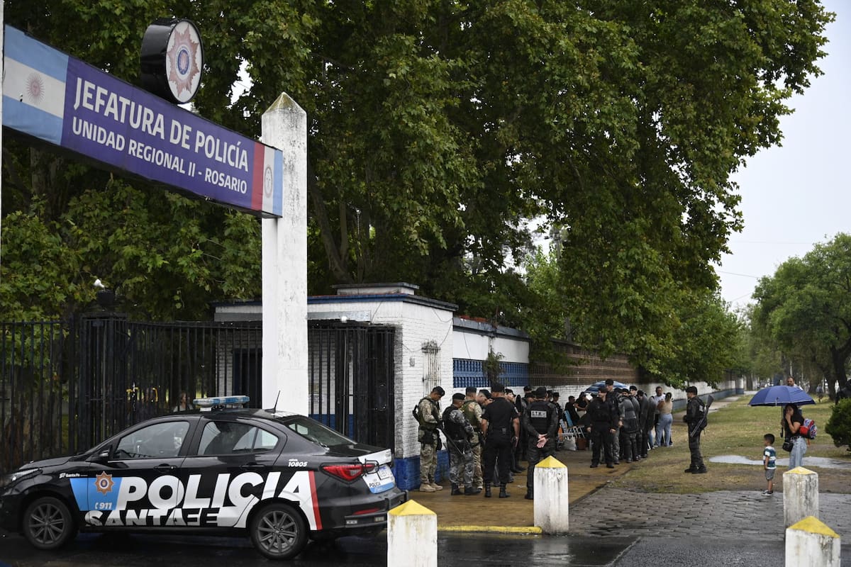Familiares de uniformados protestaron ayer frente a Jefatura de la Policía de Santa Fe en Rosario