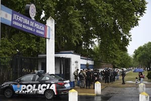 Familiares de uniformados protestaron ayer frente a Jefatura de la Policía de Santa Fe en Rosario