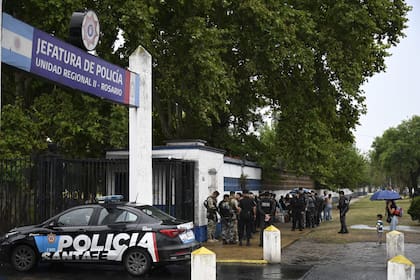 Familiares de uniformados protestaron ayer frente a Jefatura de la Policía de Santa Fe en Rosario