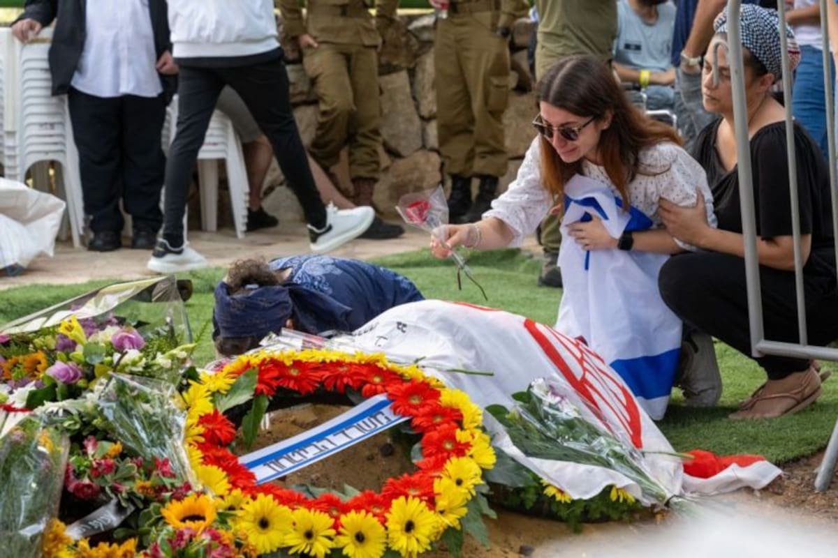 Familiares de uno de los fallecidos en el kibutz de Be’eeri, atacado por Hamas el pasado 7 de octubre