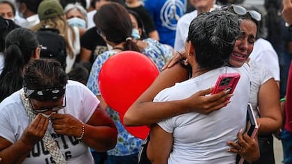 Familiares de víctimas del terremoto de junio de 2026 en Venezuela, que dejó más de 6.000 muertos.