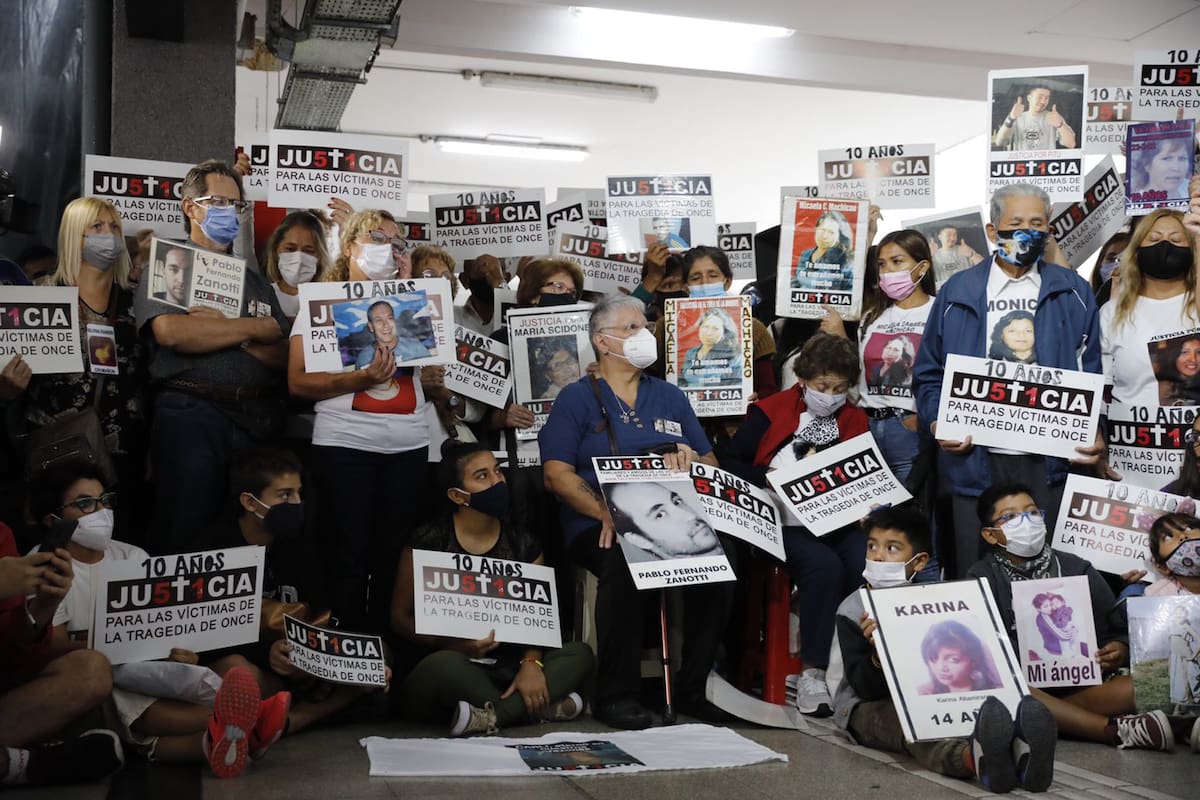 Familiares de víctimas y sobrevivientes de la tragedia durante el homenaje