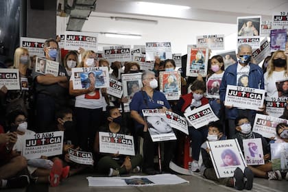 Familiares de víctimas y sobrevivientes de la tragedia durante el homenaje