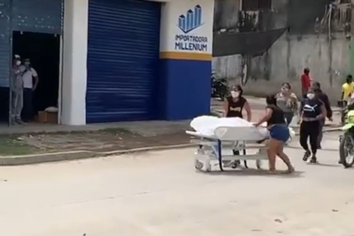 Familiares del difunto trasladando el cuerpo