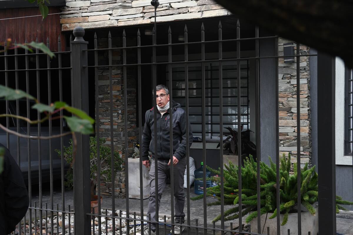 Familiares en el domicilio de Leonardo Ezequiel Vence, que en la madrugada de hoy fue asesinado luego de que los delincuentes intentaran entrar a la casa de R. López y Acha, en Quilmes