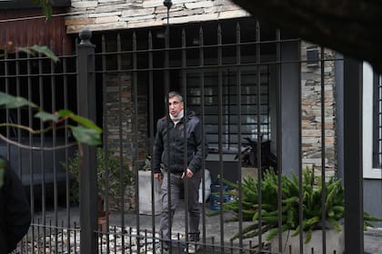 Familiares en el domicilio de Leonardo Ezequiel Vence, que en la madrugada de hoy fue asesinado luego de que los delincuentes intentaran entrar a la casa de R. López y Acha, en Quilmes