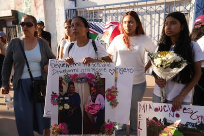 Familiares exigen el retorno de la inmigrante Emma de Paz, quien fue detenida por agentes del Servicio de Inmigración y Control de Aduanas afuera de una tienda de Home Depot el 19 de junio, durante un evento contra las redadas migratorias del gobierno de Estados Unidos, en Los Ángeles, el martes 1 de julio de 2025. (AP Foto/Damian Dovarganes)