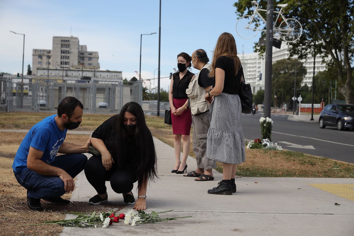Familiares hicieron una ofrenda floral a Dimitri Amiryan, ciudadano Armenio quien fue asesinado en un intento de robo en diciembre. Su hermana Yana (de negro), Armin (padre) y Agustina (viuda) dejaron flores en la plazoleta cercana a San Martín y Av. Madero.