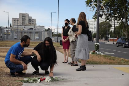 Familiares hicieron una ofrenda floral a Dimitri Amiryan, ciudadano Armenio quien fue asesinado en un intento de robo en diciembre. Su hermana Yana (de negro), Armin (padre) y Agustina (viuda) dejaron flores en la plazoleta cercana a San Martín y Av. Madero.