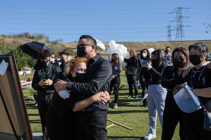 Familiares lloran la muerte de Gilberto Arreguin, quien falleció por complicaciones del Covid-19, en Los Ángeles, el 30 de diciembre de 2020