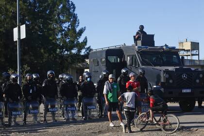Familiares se acercaron a las puertas del penal de José León Suárez, en San Martín