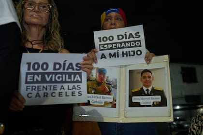 Familiares se reúnen cerca de El Helicoide para conmemorar los cien días desde que el gobierno anunciara que empezaría a liberar a los presos políticos, en Caracas