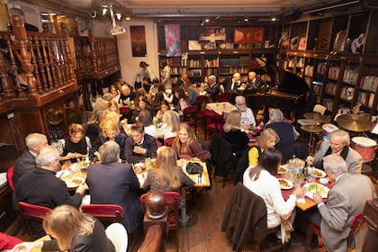 Familiares y amigos colmaron las mesas de La Biblioteca Café para acompañar a Marina