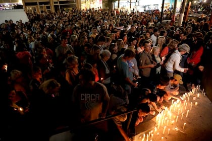 Familiares y amigos convocaron a una marcha con velas para pedir justicia por el joven asesinado en Villa Gesell