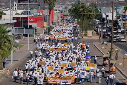 Familiares y amigos de 10 mineros que fueron secuestrados en el estado de Sinaloa marchan en Hermosillo, México