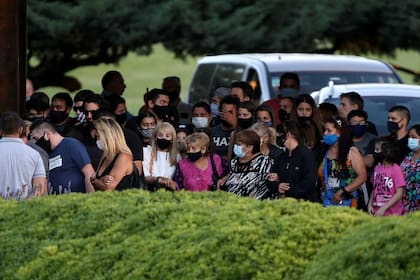 Familiares y amigos de Diego Maradona lo despiden en el cementerio de Bella Vista