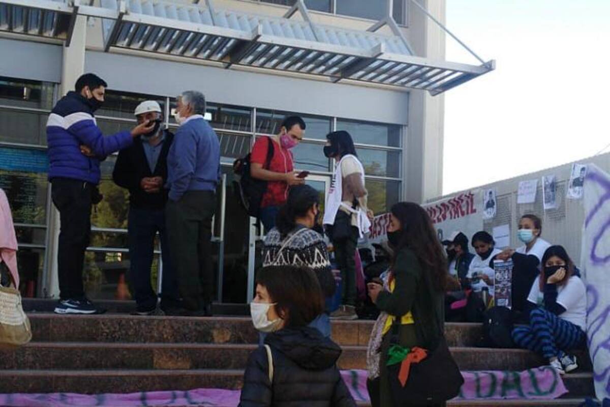 Familiares y amigos de Joaquín Paredes reclamaron en los tribunales de Villa Dolores.