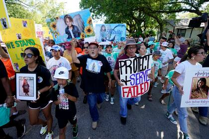 Familiares y amigos de las víctimas del ataque armado ocurrido en la escuela primaria Robb realizan una marcha, el domingo 10 de julio de 2022, en Uvalde, Texas. (AP Foto/Eric Gay)
