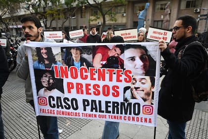Familiares y amigos de los acusados de la violación grupal en Palermo se manifestaron en la puerta del tribunal