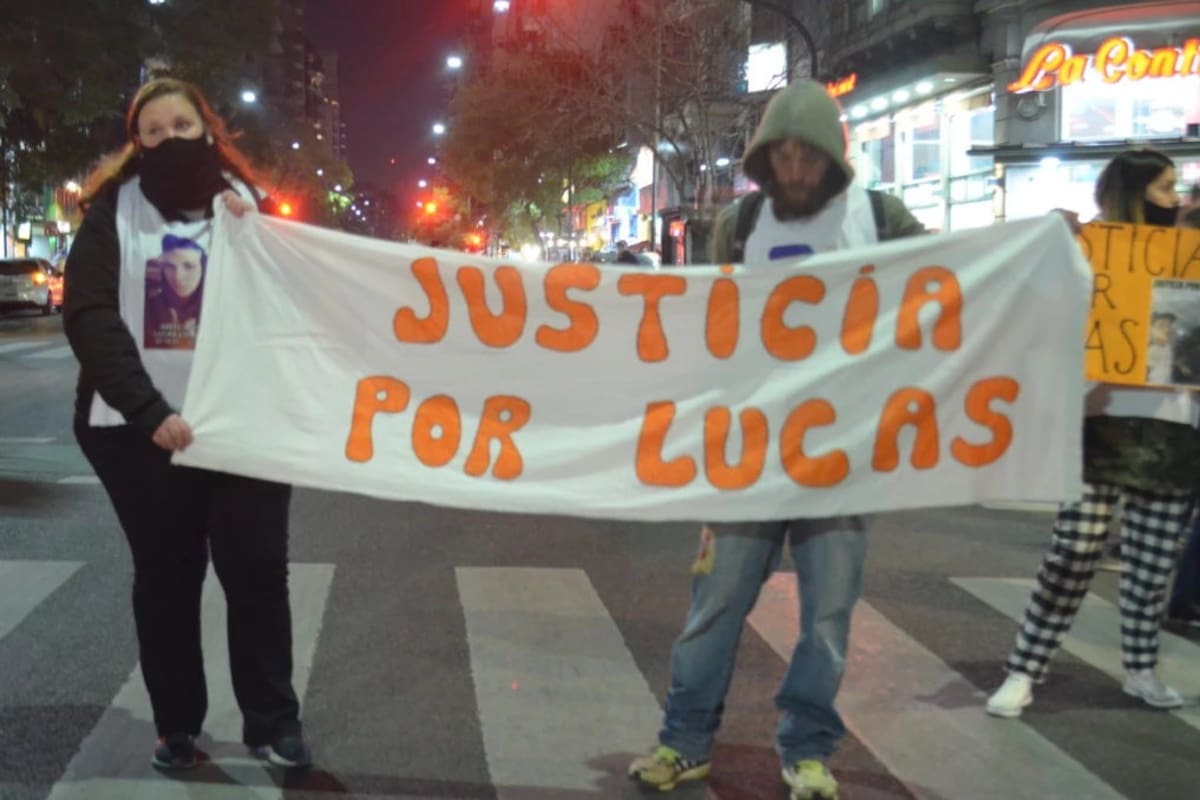 Familiares y amigos de Lucas Peralta Luna repartieron folletos en la esquina del siniestro