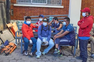 Rescatistas buscan en una montaña de Nepal a 12 personas arrastradas por alud