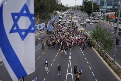 Familiares y amigos de unos 230 rehenes retenidos por Hamas en Gaza piden su regreso mientras inician una "Marcha por los rehenes" de cinco días desde Tel Aviv hasta la oficina del primer ministro en Jerusalén, el 14 de noviembre de 2023.