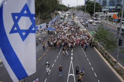 Familiares y amigos de unos 230 rehenes retenidos por Hamas en Gaza piden su regreso mientras inician una "Marcha por los rehenes" de cinco días desde Tel Aviv hasta la oficina del primer ministro en Jerusalén, el 14 de noviembre de 2023.