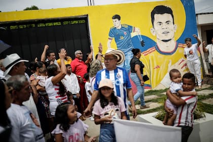 Familiares y amigos del futbolista colombiano Luis Díaz marchan para exigir la liberación de su padre Luis Manuel Díaz en Barracas, Colombia el domingo 5 de noviembre del 2023. (AP Foto/Ivan Valencia)